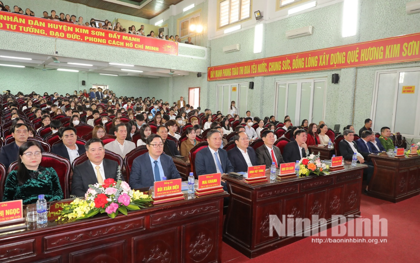 Kim Sơn tuyên dương, khen thưởng học sinh trúng tuyển các trường đại học, học viện và đỗ thủ khoa vào trường THPT năm 2023