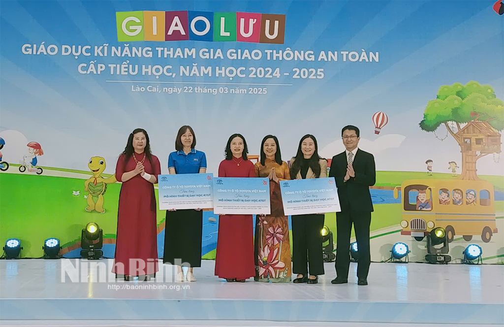 <div>Ninh Bình giành giải nhất toàn đoàn tại Giao lưu giáo dục kỹ năng tham gia giao thông an toàn cấp tiểu học</div>