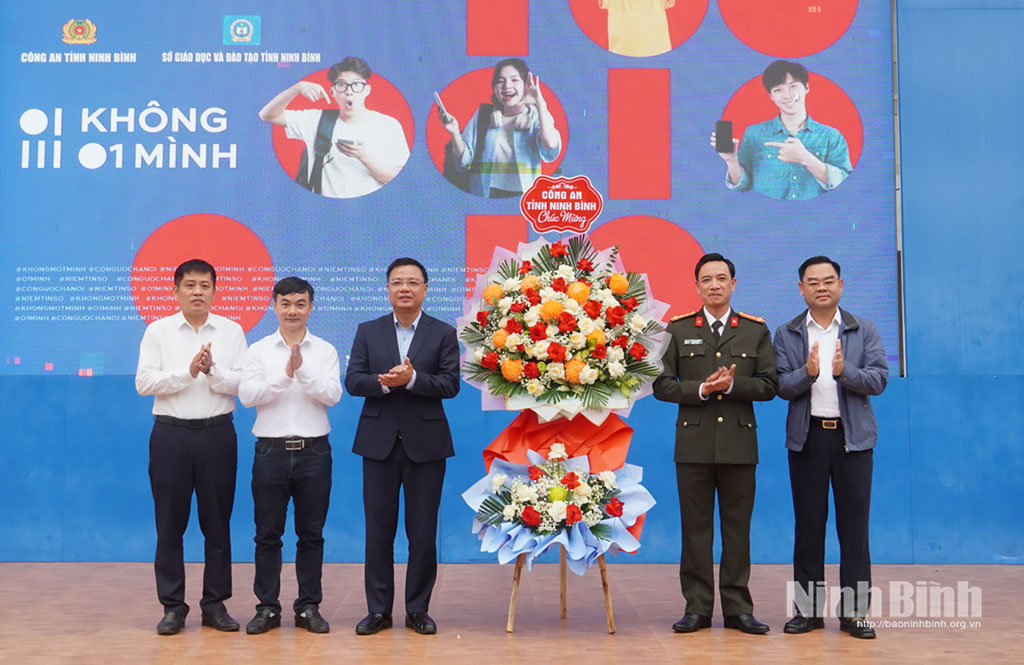 Đại diện lãnh đạo Công an tỉnh tặng hoa nhà trường .