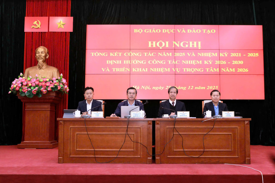 Chủ trì hội nghị (từ trái qua phải ảnh): Thứ trưởng Lê Quân, Thứ trưởng Nguyễn Văn Phúc, Bộ trưởng Nguyễn Kim Sơn, Thứ trưởng Lê Tấn Dũng.