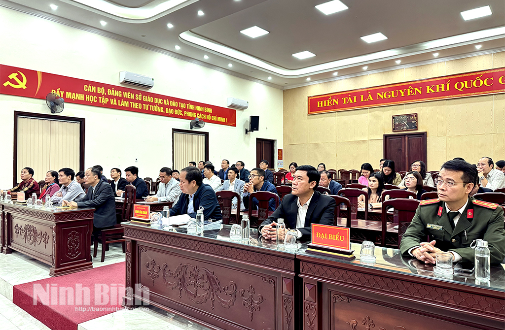 Các đại biểu dự hội nghị tại điểm cầu Ninh Bình.