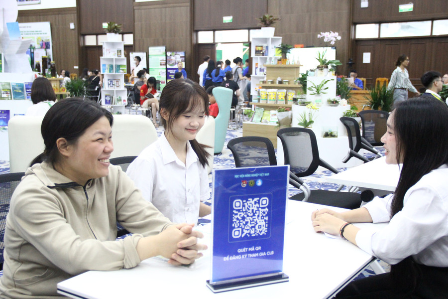 Tân sinh viên và phụ huynh đến nhập học trực tiếp tại Học viện Nông nghiệp Việt Nam.