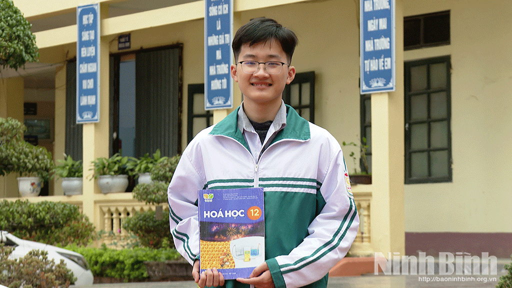 Em Đinh Bảo Đức, học sinh lớp 12B1, Trường THPT Gia Viễn C có niềm đam mê đặc biệt với môn Hoá học.