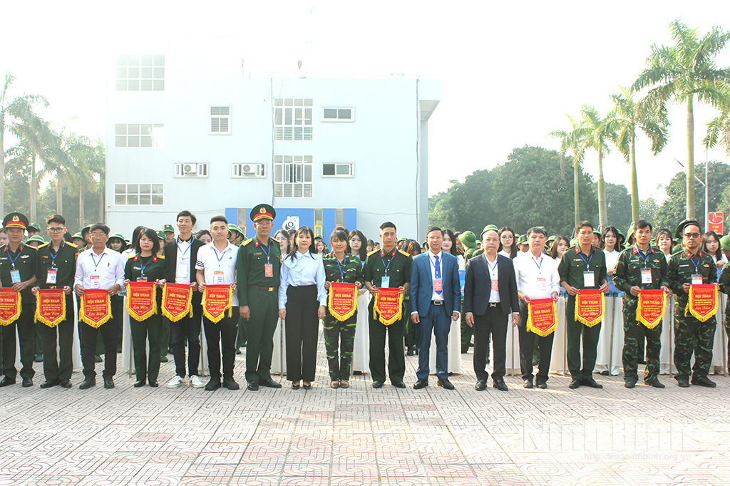 Lãnh đạo Sở Giáo dục và Đào tạo trao cờ lưu niệm cho các đoàn tham gia Hội thao.