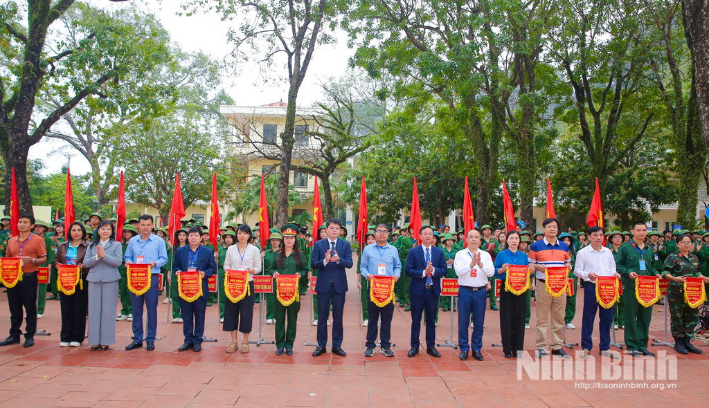 Ban Tổ chức trao cờ lưu niệm cho các đoàn vận động viên.