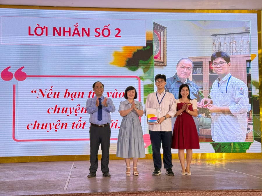 Lãnh đạo Trường THPT Quang Trung - Đống Đa tuyên dương hành động đẹp của em Đinh Minh Đức trước toàn trường. 