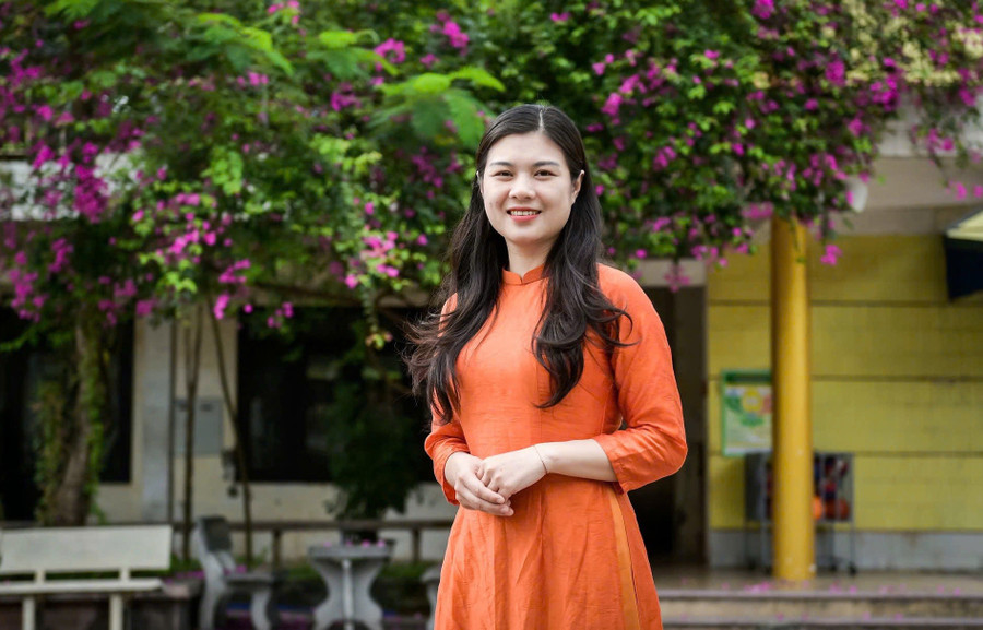 Cô giáo Nguyễn Thị Bích Đào – giáo viên Tin học, Trường THPT chuyên Lê Hồng Phong (Ninh Bình), một trong những đại biểu Quốc hội trẻ của ngành Giáo dục.