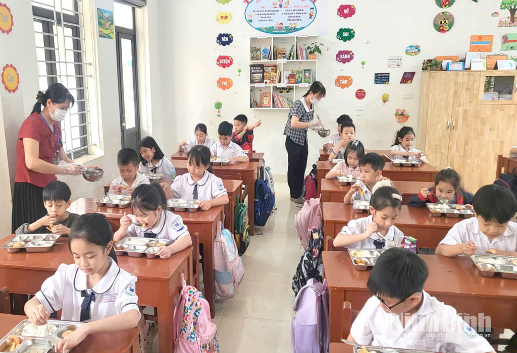 Bữa ăn bán trú của học sinh Trường Tiểu học Đông Thành (phường Hoa Lư).