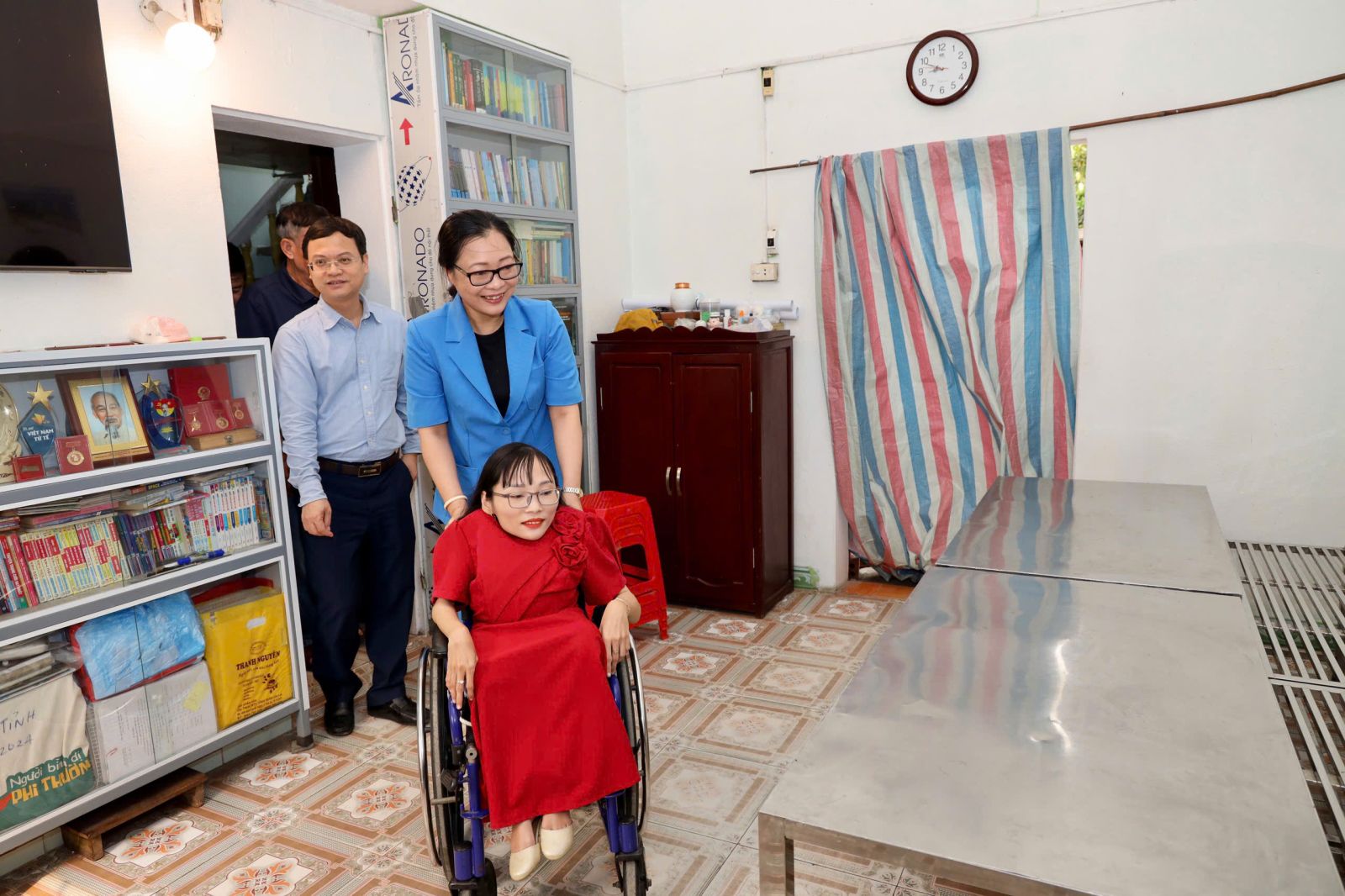 A person pushing a child in a wheelchair Description automatically generated