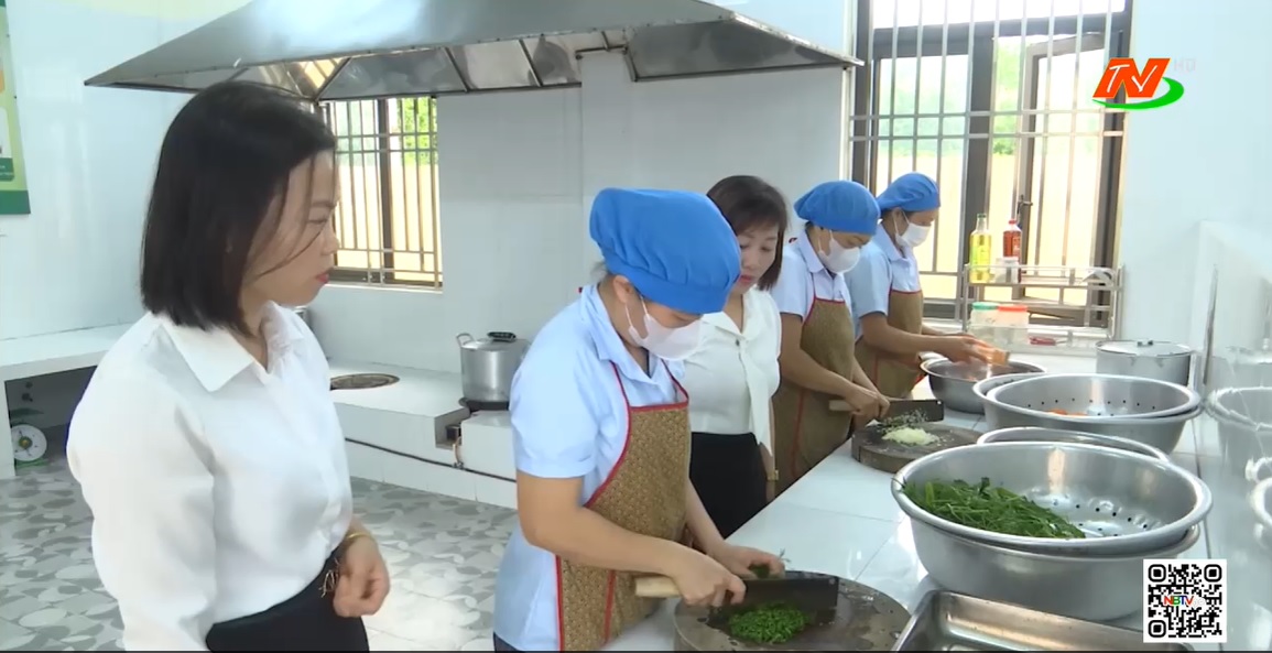 Tăng cường vai trò giám sát của phụ huynh đối với bữa ăn của trẻ