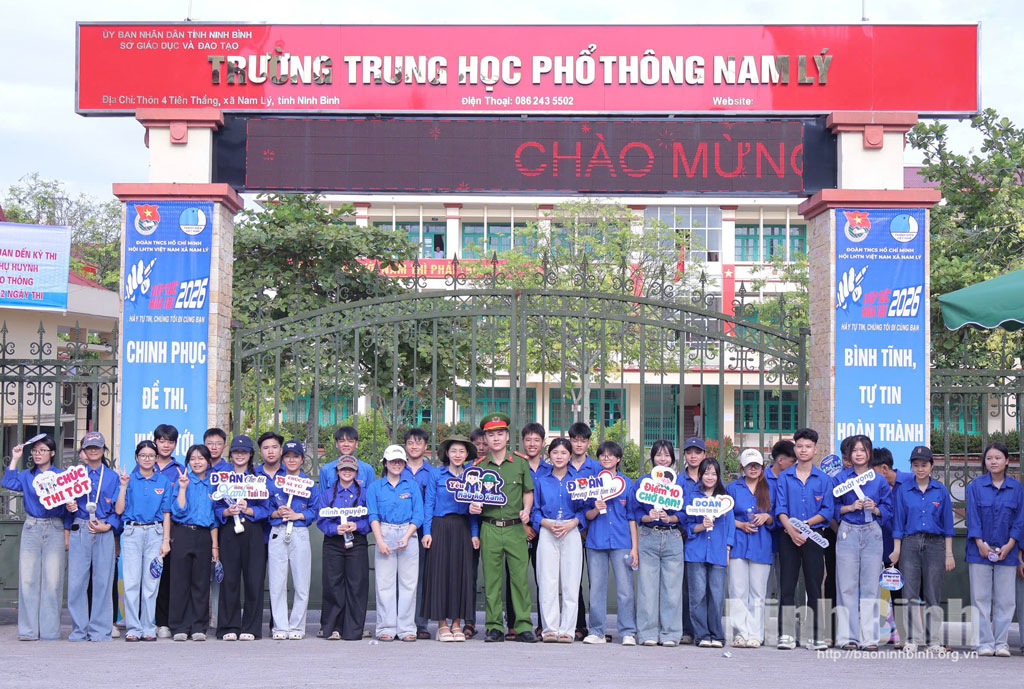 Đoàn Thanh niên xã Nam Lý tiếp sức mùa thi tại điểm Trường THPT Nam Lý.