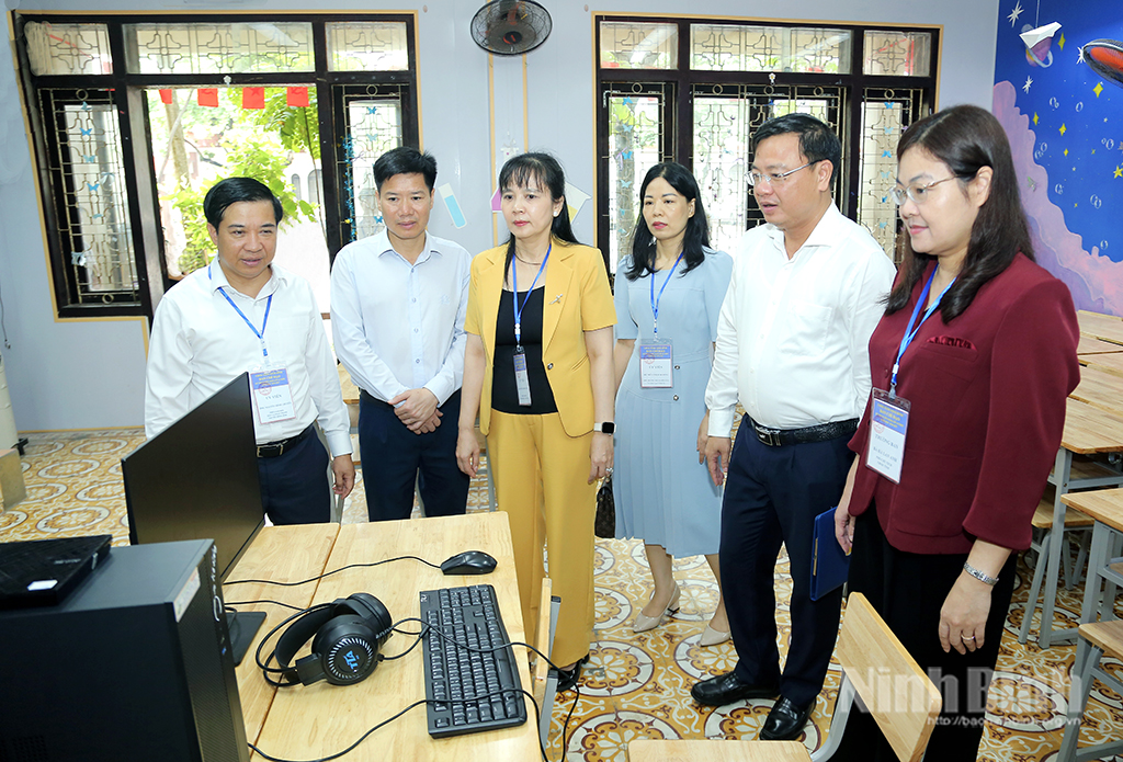 Đồng chí Hà Lan Anh, Tỉnh ủy viên, Phó Chủ tịch UBND tỉnh, Trưởng Ban Chỉ đạo tuyển sinh lớp 10 THPT năm học 2026-2027 tỉnh và Đoàn kiểm tra công tác chuẩn bị phòng thi tại trường THPT chuyên Lê Hồng Phong.