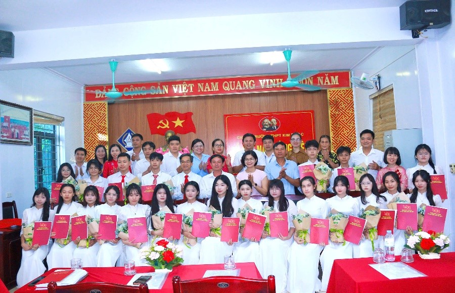 Trường THPT Kim Sơn C tổ chức Lễ kết nạp Đảng viên mới cho học sinh