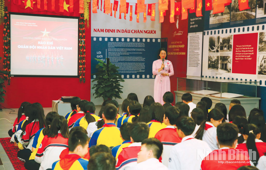 Cán bộ Bảo tàng tỉnh (Cơ sở 2 phường Nam Định) hướng dẫn học sinh tìm hiểu lịch sử qua nền tảng số.