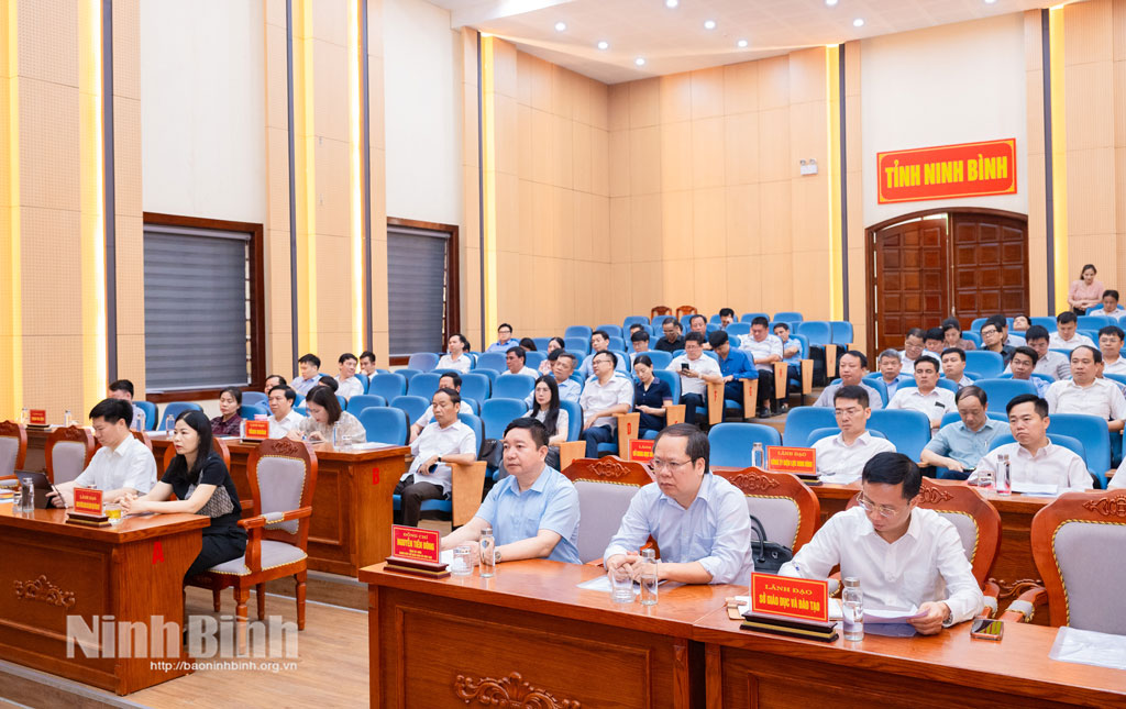 Các đại biểu dự hội nghị tại điểm cầu Ninh Bình.