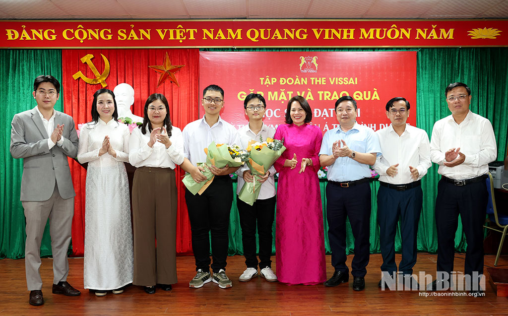 Các đại biểu chụp ảnh lưu niệm cùng các thầy, cô giáo và các em học sinh.