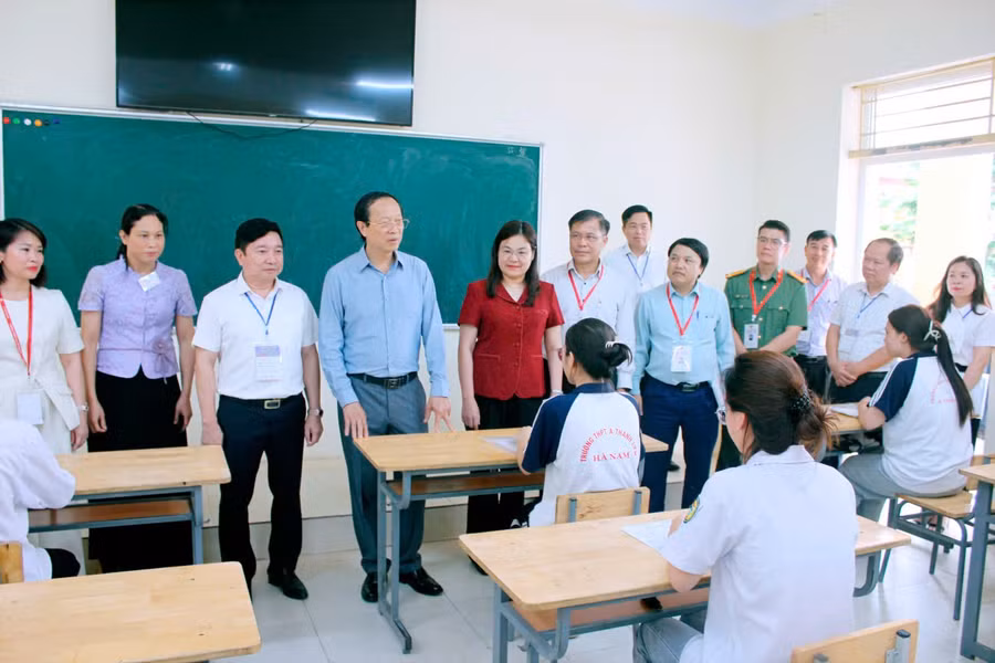 Thứ trưởng Phạm Ngọc Thưởng cùng đoàn công tác gặp gỡ, động viên thí sinh tại điểm thi Trường THPT A Thanh Liêm. z7921481278424-e6e30497745cb57165d467ec0560a3f3.jpg