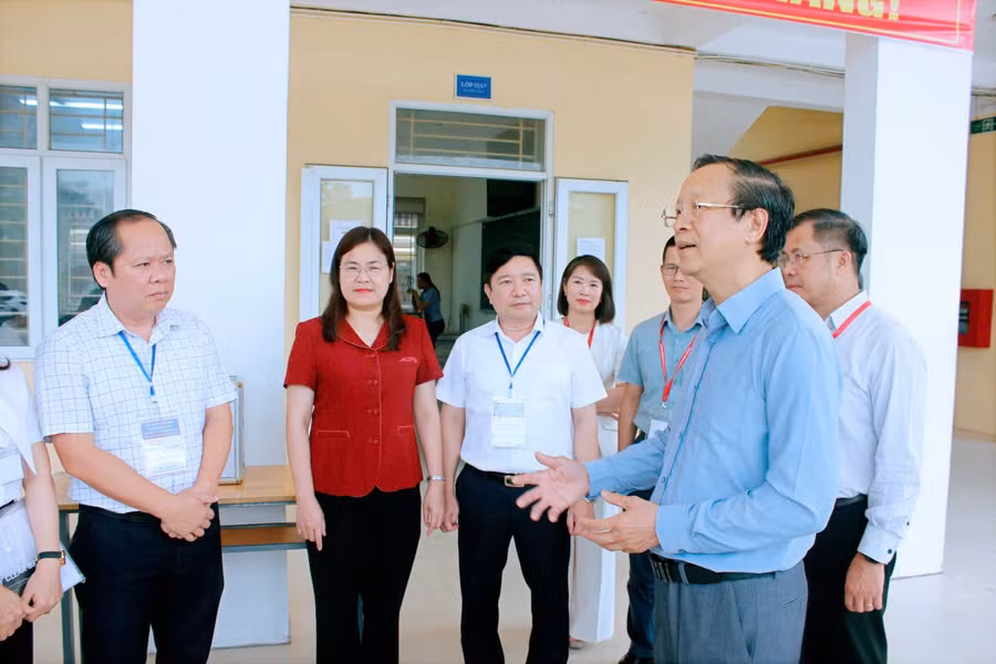 Thứ trưởng Phạm Ngọc Thưởng kiểm tra công tác chuẩn bị thi tốt nghiệp THPT tại Ninh Bình Thứ trưởng Phạm Ngọc Thưởng kiểm tra công tác chuẩn bị thi tốt nghiệp THPT tại Ninh Bình