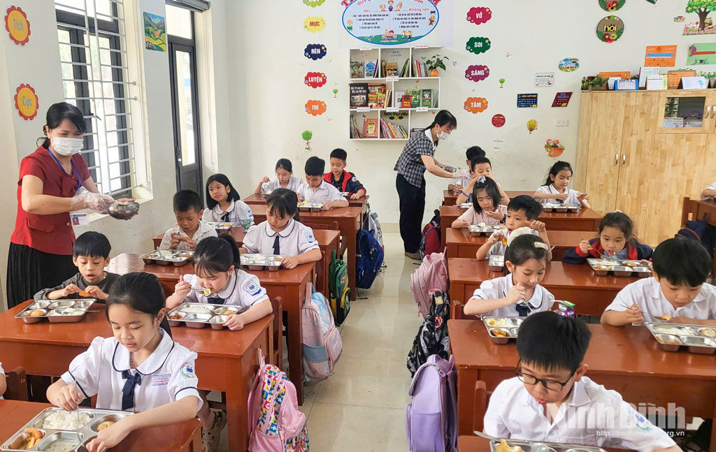 Bữa ăn bán trú của học sinh Trường Tiểu học Đông Thành (phường Hoa Lư).