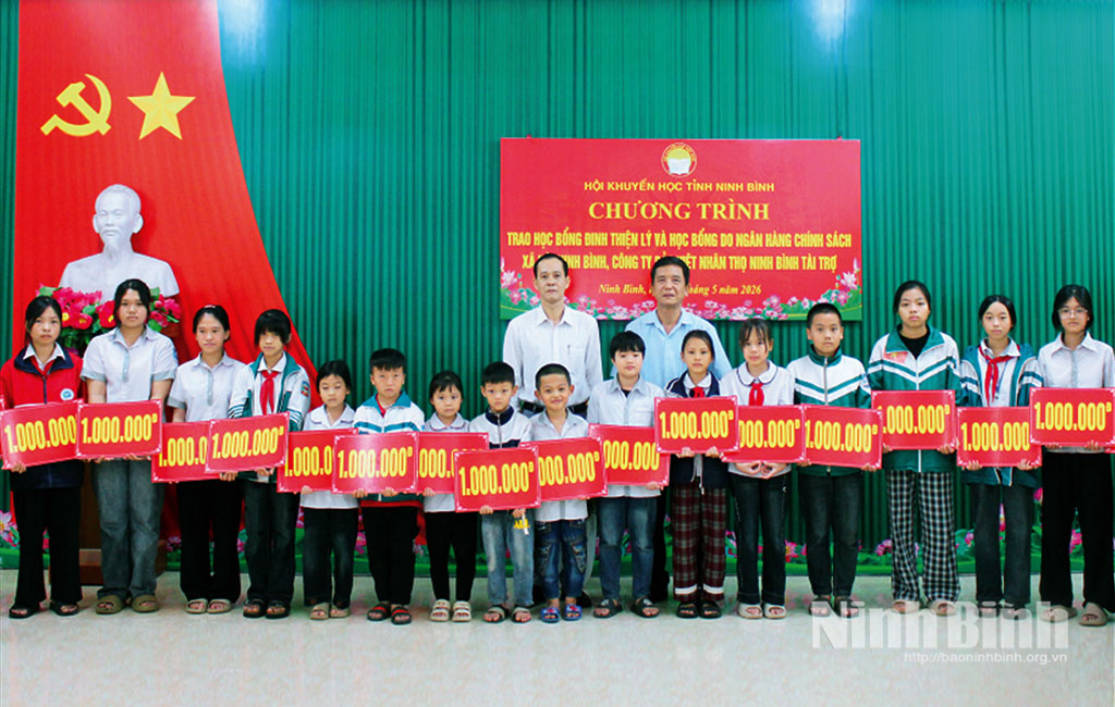 Lãnh đạo Hội Khuyến học tỉnh trao học bổng cho học sinh vượt khó học giỏi trên địa bàn các xã: Bình Lục, Bình Mỹ, Bình Giang, Bình An và Bình Sơn.