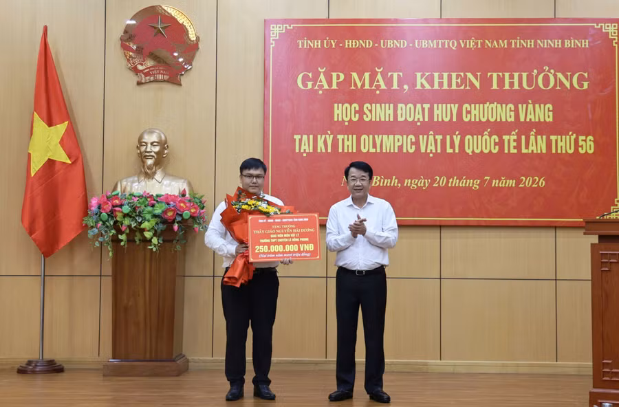 Chủ tịch UBND tỉnh Ninh Bình trao thưởng cho thầy Nguyễn Hải Dương, giáo viên Trường THPT chuyên Lê Hồng Phong, vì thành tích bồi dưỡng học sinh đoạt Huy chương Vàng Olympic Vật lí quốc tế lần thứ 56. 1784538157678-3212366860033925373-3212366860033925373-0e25b00e8cb4aafb994ac70b8e27e9bb.jpg