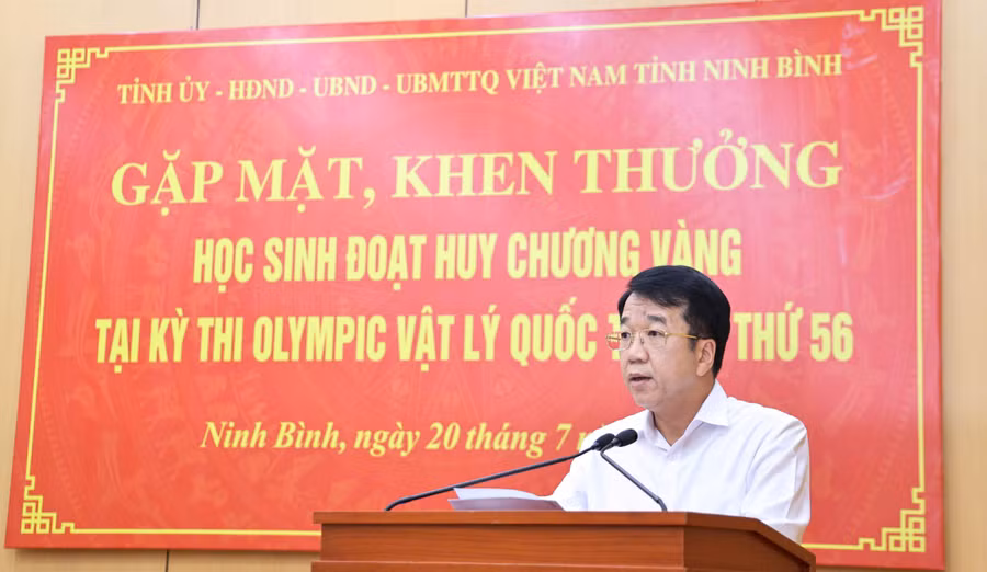 Chủ tịch UBND tỉnh Ninh Bình Nguyễn Thanh Bình phát biểu tại Chương trình gặp mặt, biểu dương và trao thưởng em Nguyễn Thị Bích Ngọc. 1784538760388-3212366860033925373-3212366860033925373-98c0a7dbe9f5d5b22dd7eef2131d4dc2.jpg