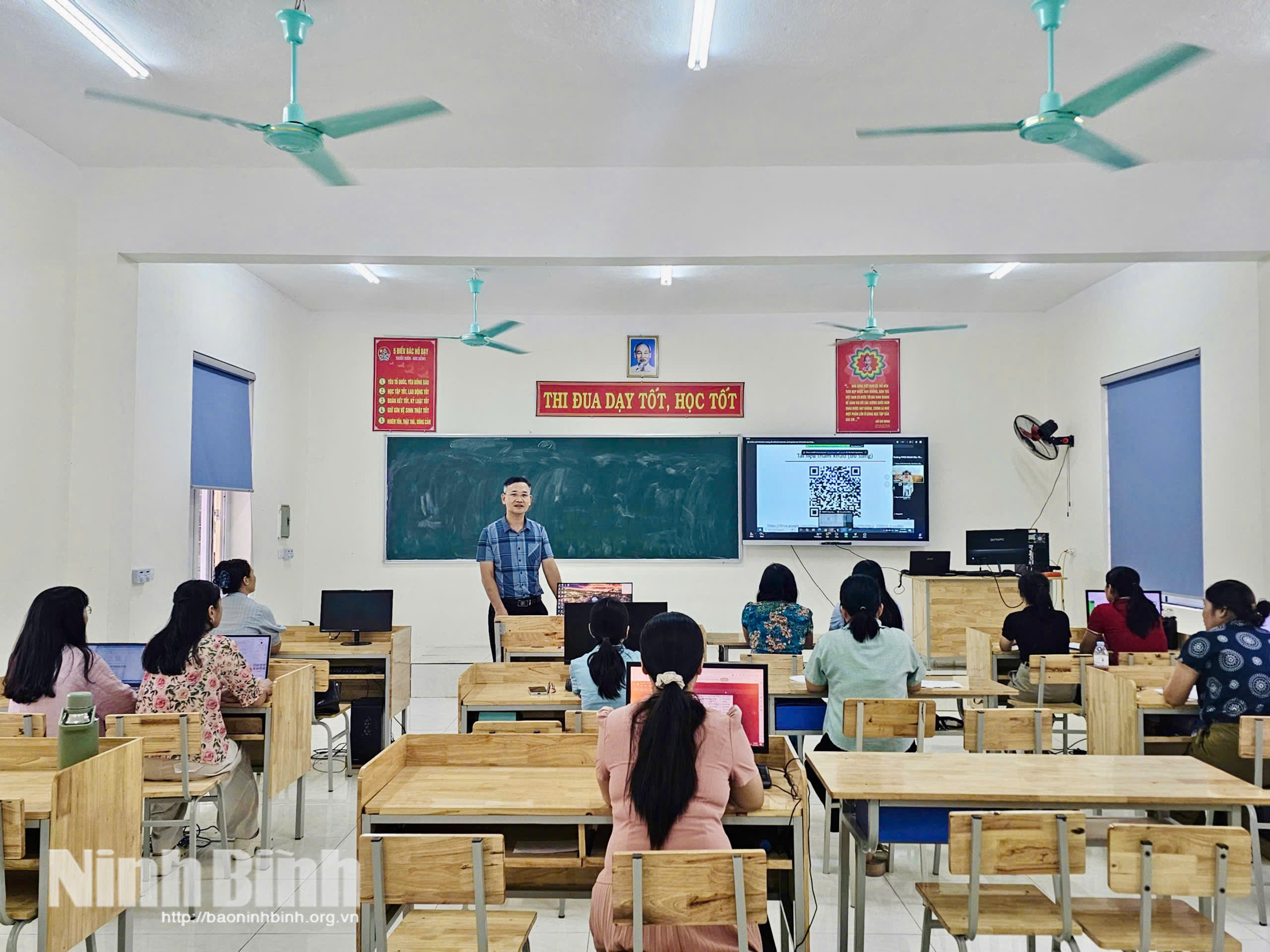 Ban Giám hiệu Trường THCS Khánh Vân, xã Yên Khánh tích cực tuyên truyền, phổ biến phương án sắp xếp, tạo sự đồng thuận trong cán bộ, giáo viên. Ảnh: Minh Hải