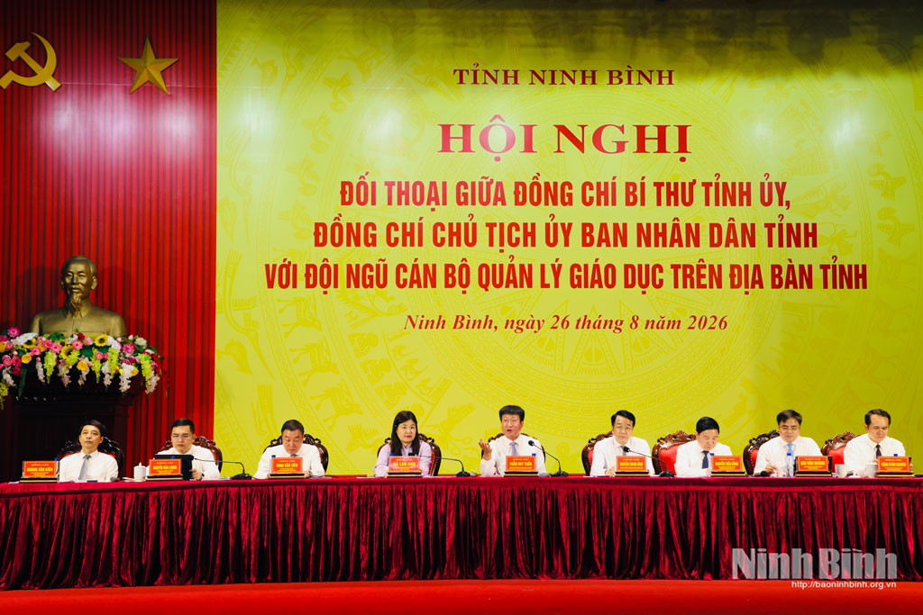 Đồng chí Bí thư Tỉnh ủy Trần Huy Tuấn chủ trì hội nghị.