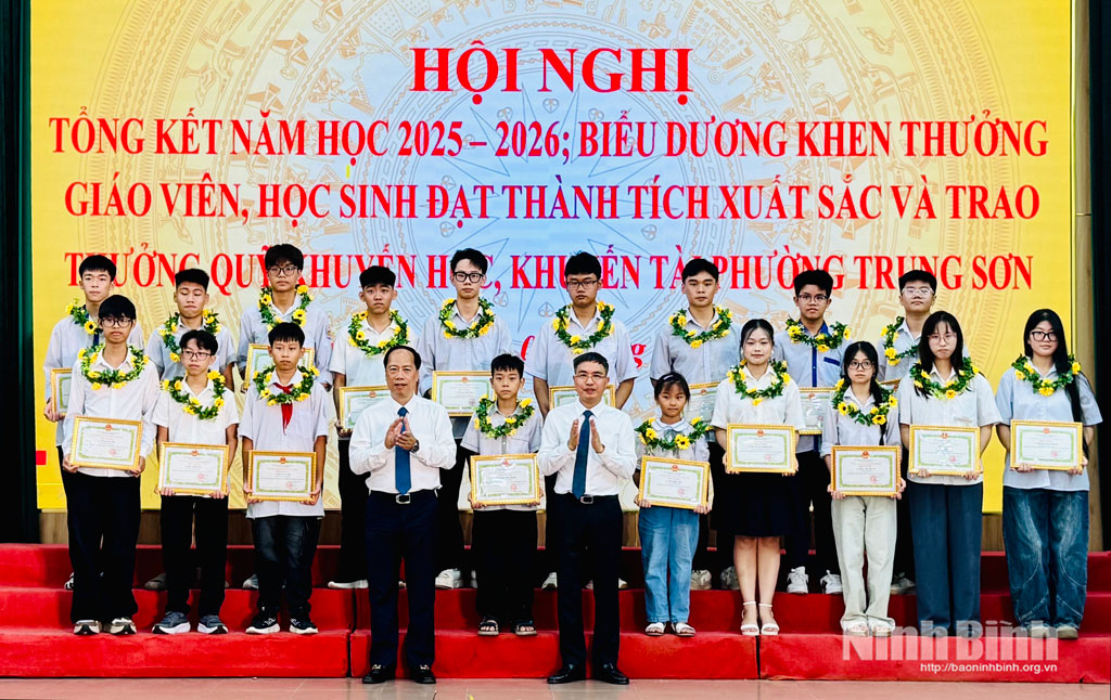 Lãnh đạo Sở Giáo dục và Đào tạo và lãnh đạo phường Trung Sơn trao thưởng Quỹ Khuyến học, khuyến tài cho học sinh đạt thành tích xuất sắc năm học 2025-2026.