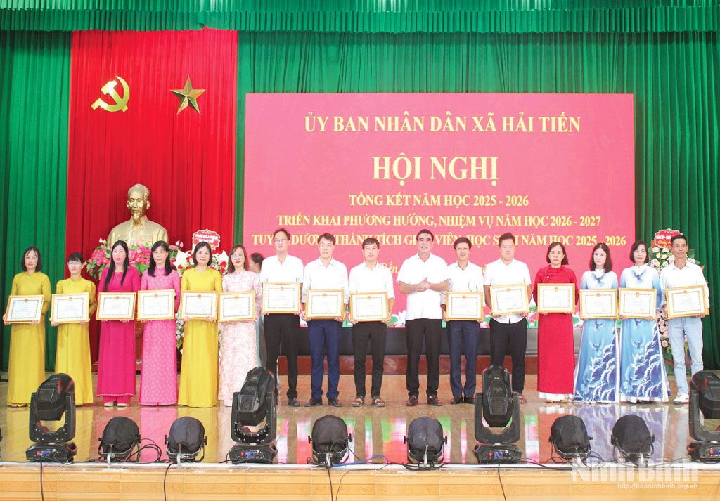 Xã Hải Tiến khen thưởng các giáo viên có thành tích xuất sắc năm học 2025-2026.