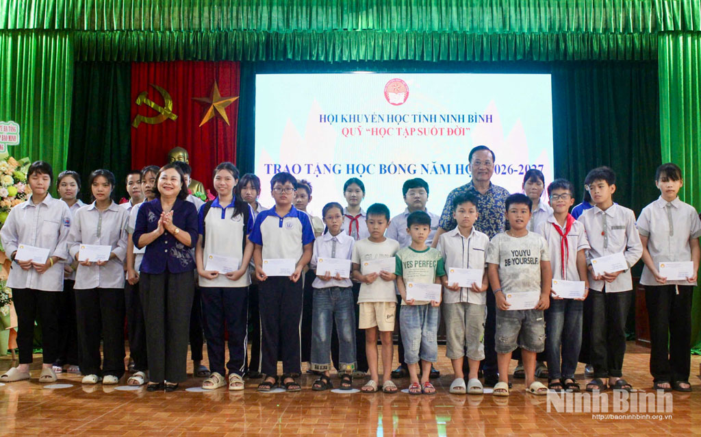Lãnh đạo Hội Khuyến học tỉnh và đại diện nhà tài trợ trao học bổng cho học sinh nghèo vượt khó.