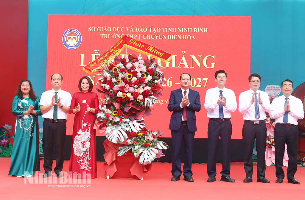 Đồng chí Mai Văn Tuất, Phó Bí thư Tỉnh ủy, Trưởng Đoàn đại biểu Quốc hội tỉnh tặng hoa chúc mừng Trường THPT chuyên Biên Hòa nhân dịp khai giảng năm học mới 2026-2027.