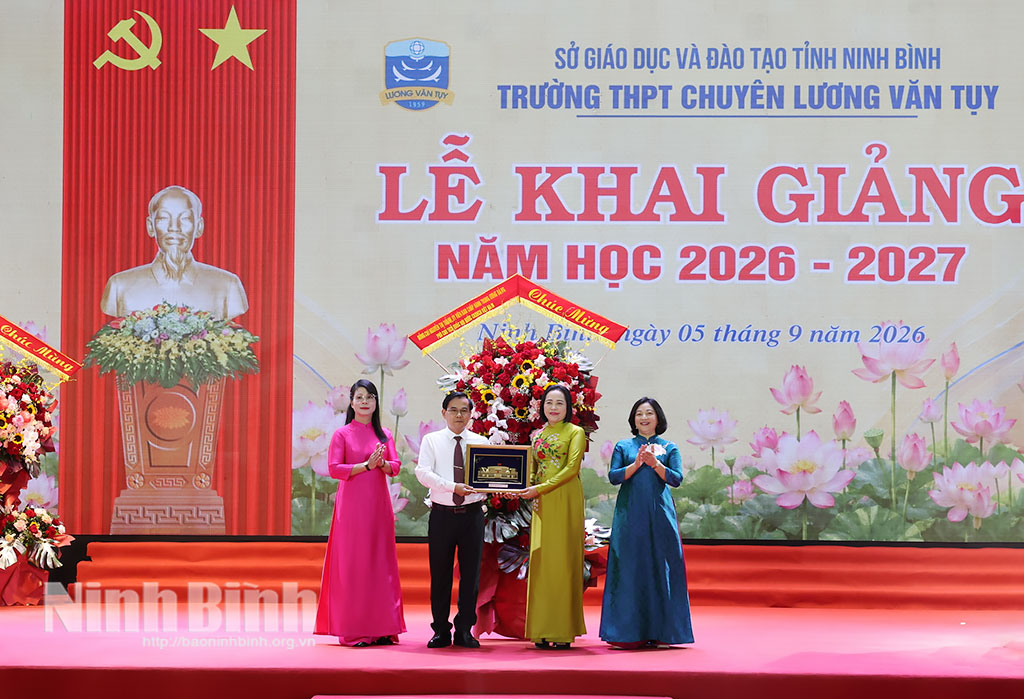 Đồng chí Nguyễn Thị Thanh, Ủy viên Trung ương Đảng, Phó Chủ tịch Quốc hội tặng nhà trường lẵng hoa tươi thắm và quà lưu niệm là bức tranh tòa nhà Quốc hội.