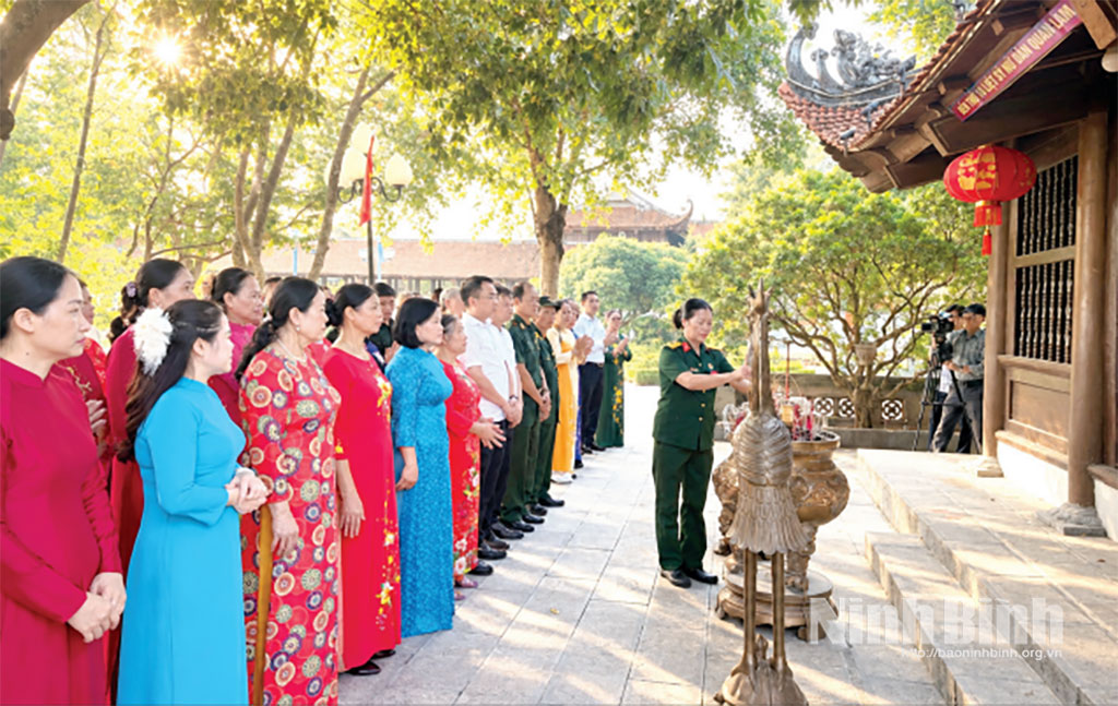 Đoàn đại biểu các tổ chức chính trị - xã hội phường Hà Nam dâng hương tại Đền thờ Mười liệt sĩ nữ dân quân pháo phòng không Lam Hạ.
