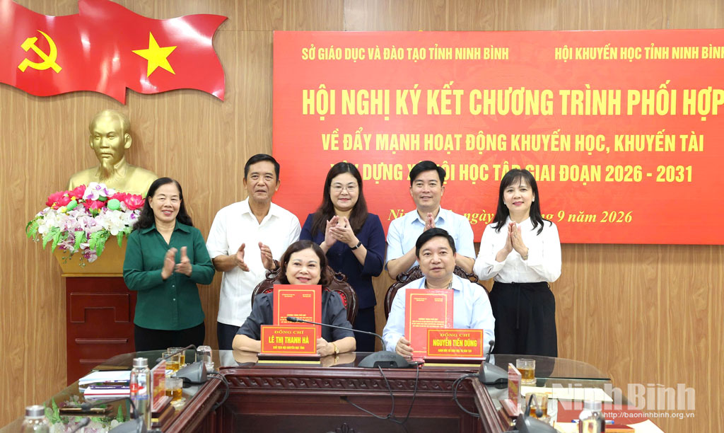 Đồng chí Hà Lan Anh, Tỉnh ủy viên, Phó Chủ tịch UBND tỉnh cùng các đại biểu chứng kiến Lễ ký kết Chương trình phối hợp.