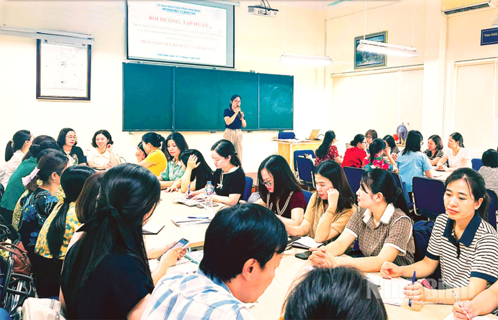 Sở Giáo dục và Đào tạo tập huấn chuyên môn cho cán bộ, giáo viên về công tác chuyển đổi số trong quản lý và dạy học trước thềm năm học mới 2026-2027. Ảnh: CTV