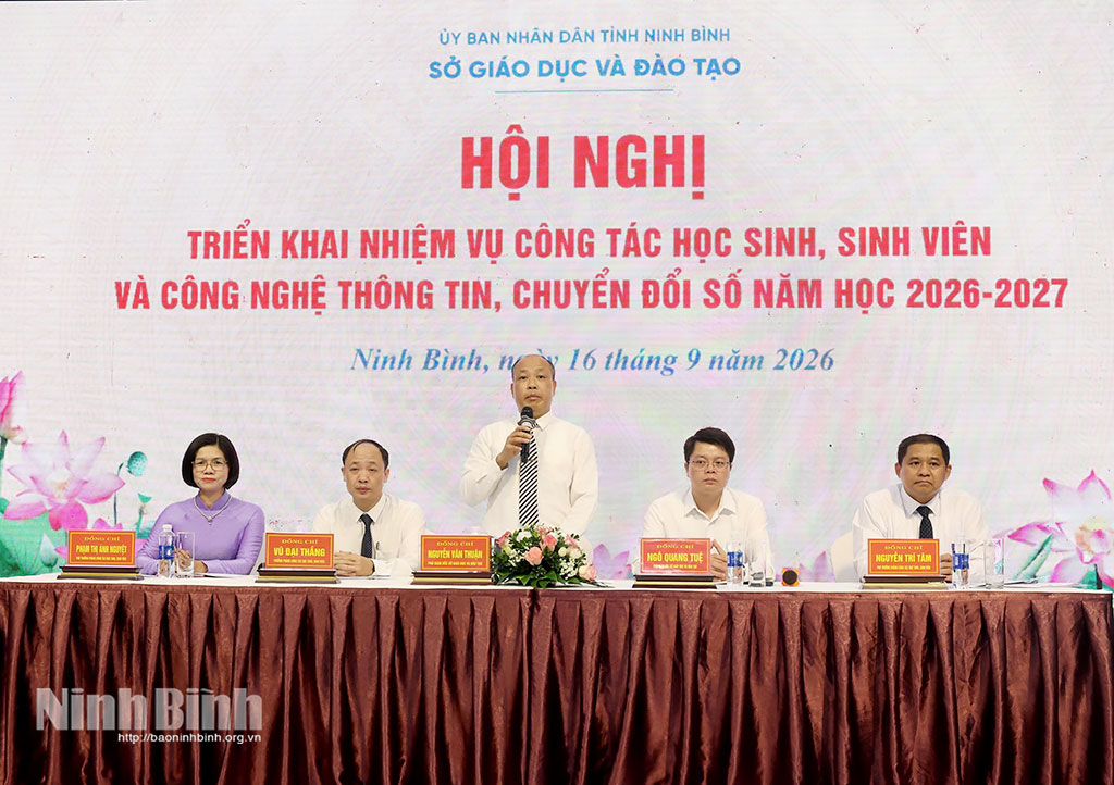Lãnh đạo Sở Giáo dục Đào tạo và các đại biểu chủ trì nội dung đối thoại, trao đổi, giải đáp các nội dung về công tác học sinh, sinh viên và công nghệ thông tin, chuyển đổi số.