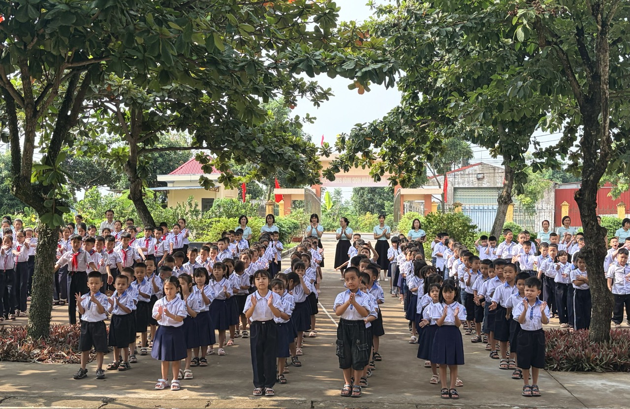 Học sinh Trường Tiểu học Vụ Bản (xã Vụ Bản) trong giờ thể dục giữa giờ.