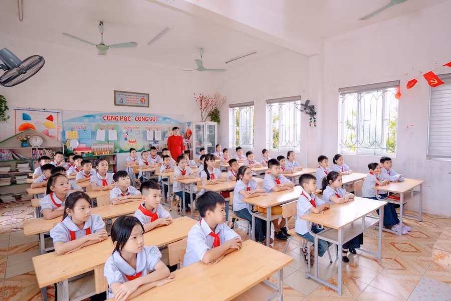 Cô và trò Trường Tiểu học Bắc Vũ Dương (Ninh Bình) trong ngày khai giảng năm học 2026-2027.