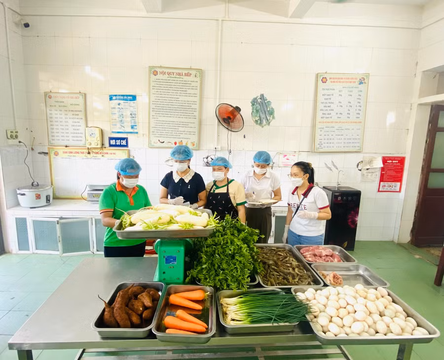 Phụ huynh cùng giám sát khâu tiếp nhận thực phẩm đầu vào tại bếp ăn Trường Mầm non Hải Hưng B (xã Hải Hưng, Ninh Bình). hai-hung-2.jpg