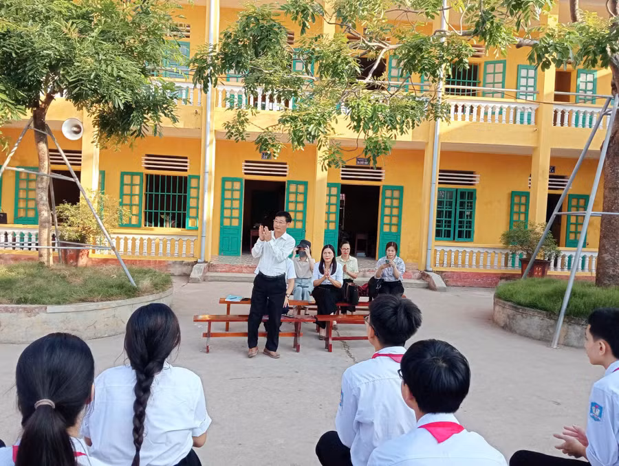 Thầy trò Trường THCS A Hải Xuân trong một giờ Sinh hoạt dưới cờ. hai-xuan-2.jpg