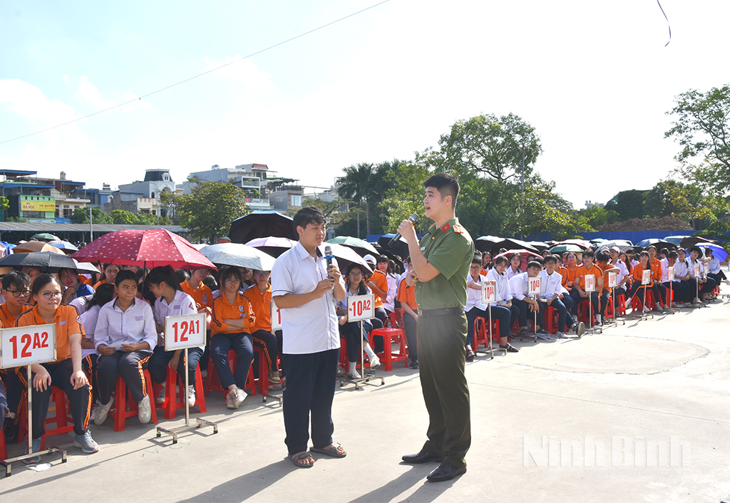 Cán bộ phòng An ninh mạng và phòng, chống tội phạm sử dụng công nghệ cao (Công an tỉnh) tuyên truyền cho học sinh về phòng, chống lừa đảo trên không gian mạng.