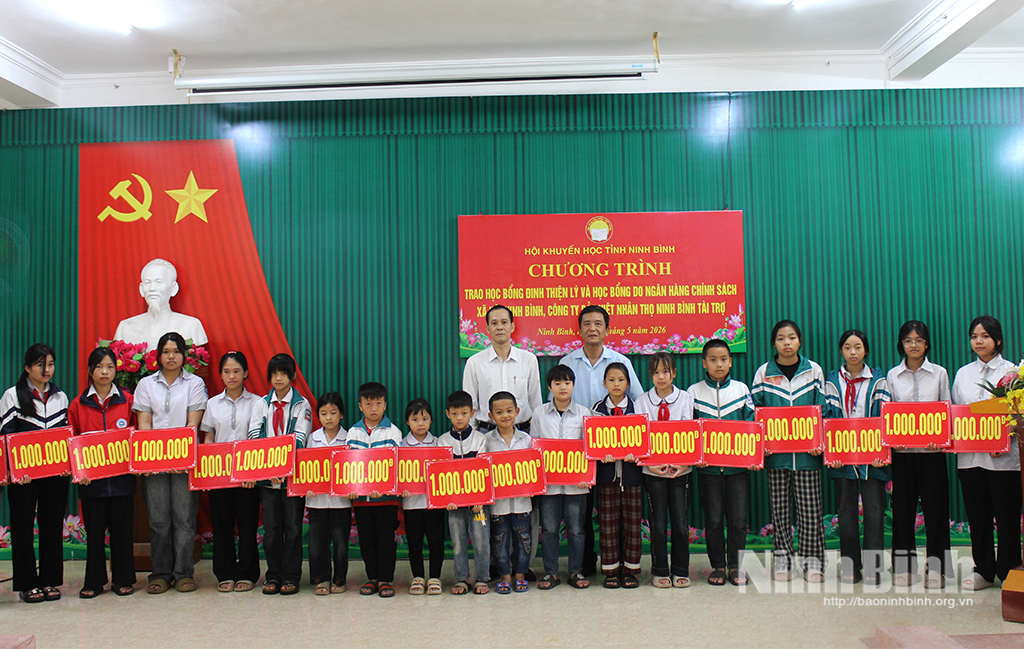 Lãnh đạo Hội Khuyến học tỉnh và đại diện nhà tài trợ trao học bổng cho học sinh xã Bình Mỹ có hoàn cảnh khó khăn, vươn lên trong học tập. Ảnh: Thành Trung