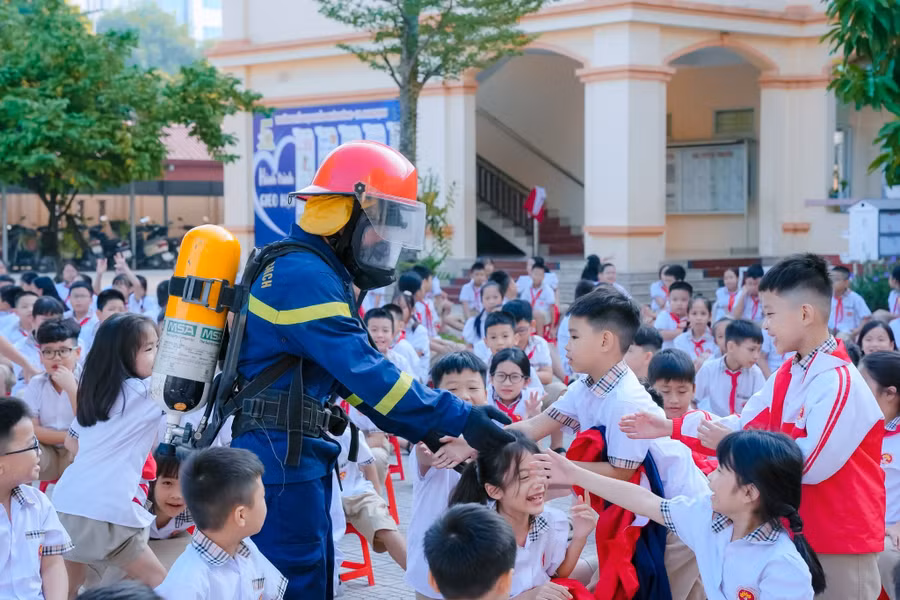 Học sinh Trường Tiểu học Trần Nhân Tông (Đông A, Ninh Bình) tham gia Chương trình trải nghiệm, tuyên truyền, thực hành chữa cháy và thoát hiểm, thoát nạn.