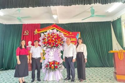 Đồng chí Đinh Văn Khâm, Phó Giám đốc Sở Giáo dục và Đào tạo thăm và chúc mừng Trường THCS Thanh Nghị, xã Thanh Lâm trước ngày Khai giảng năm học mới