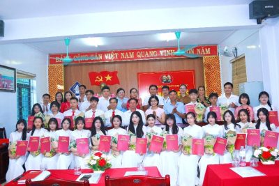 Trường THPT Kim Sơn C tổ chức Lễ kết nạp Đảng viên mới cho học sinh