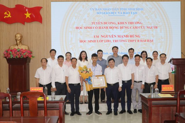Lan tỏa hành động đẹp: Chủ tịch UBND tỉnh Ninh Bình tặng Bằng khen cho học sinh dũng cảm cứu hai em nhỏ
