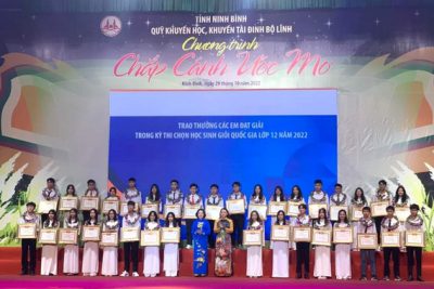 Chương trình “Chắp cánh ước mơ” vinh danh, khen thưởng các em học sinh, sinh viên, vận động viên đạt thành tích xuất sắc năm 2022