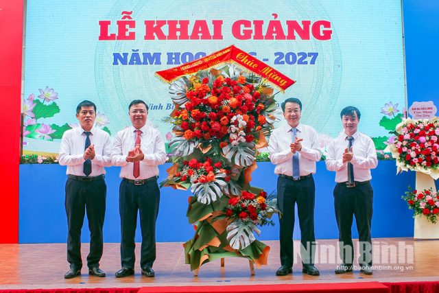 Đồng chí Nguyễn Thanh Bình, Phó Bí thư Tỉnh ủy, Chủ tịch UBND tỉnh dự Lễ khai giảng tại Trường THPT chuyên Lê Hồng Phong