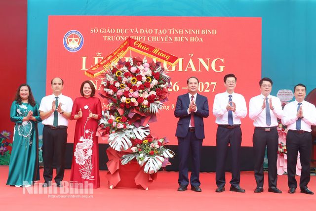 Đồng chí Phó Bí thư Tỉnh ủy, Trưởng Đoàn đại biểu Quốc hội tỉnh Mai Văn Tuất dự Lễ khai giảng năm học mới tại Trường THPT chuyên Biên Hòa
